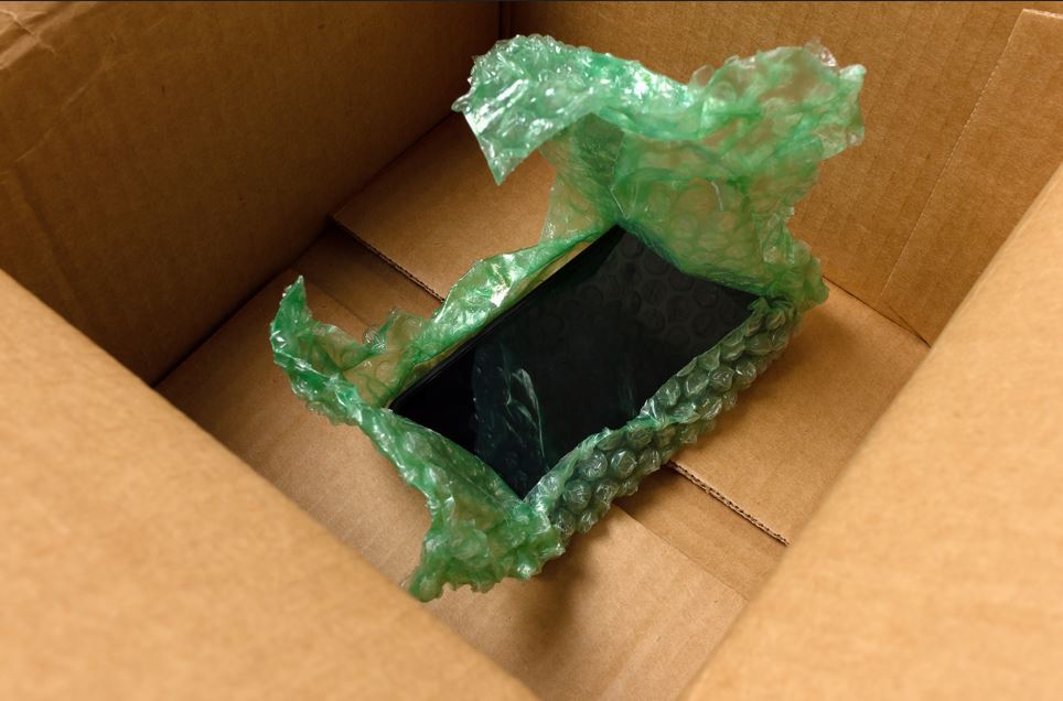 Cum să ambalezi corect un colet în folie cu bule. Ghid complet pas cu pas